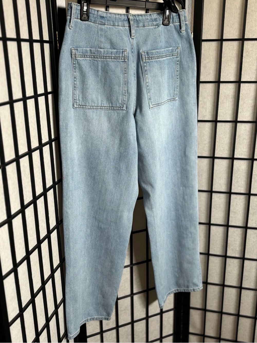 Universal Thread Women’s Light Wash Relaxed Straight Wide Leg Jeans - Size: (8) - Picture 7 of 12